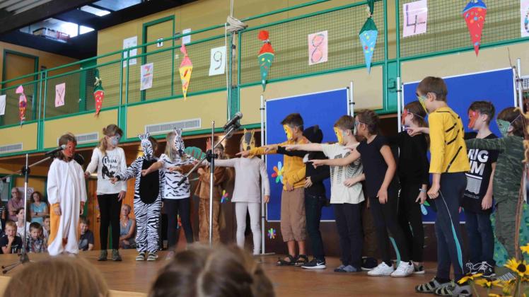 Die Drittklässler der James-Krüss-Schule begrüßten ihre neuen Mitschüler mit einem Theaterstück. 