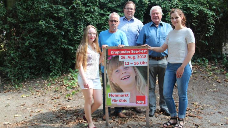 Die SPD-Politiker Victoria Kuczka (von links), Gunnar Koltzk, Nicolai Overbeck, Helmut Tilgner und Janina Geercken hoffen, dass das Krupunder See-Fest viele Besucher anlockt. 