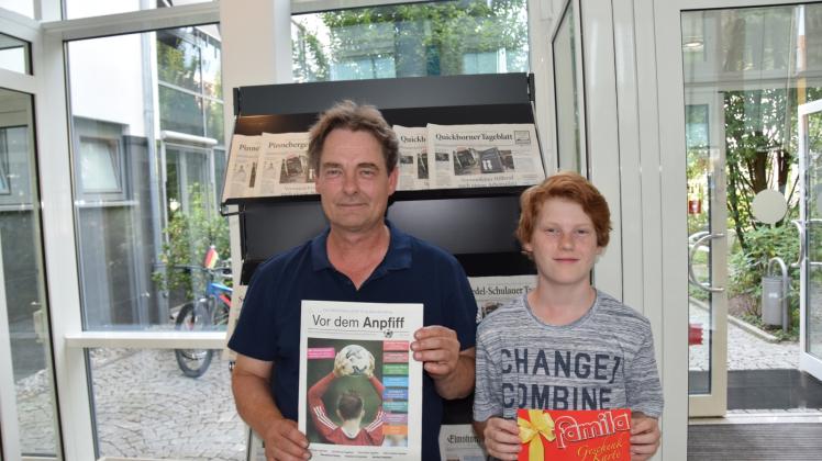 Tippspiel-Sieger: Carsten Gocks (links) und Sohn Julius Depta sicherten sich die 100 Euro Gutschein-Karte von famila.