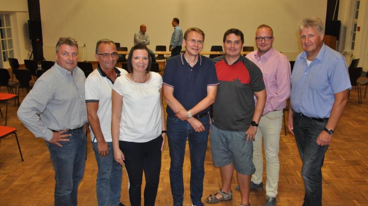 Ralf Ketelhut (von links), Klaus Grassau, Yvonne Weber, Jürgen Böckenhauer, Rico Kroll, Gerrit Köhler und Dietmar Hirsch bilden den Stadtteilbeirat Tungendorf.