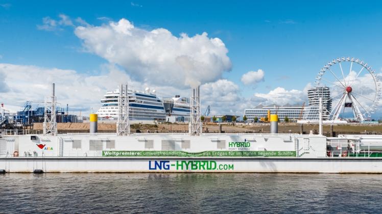 Das erste schwimmende Gaskraftwerk Europas zur Stromversorgung von Kreuzfahrtschiffen im Hamburger Hafen. Die Hansestadt setzt auf Flüssigerdgas, um ihre Ökobilanz zu verbessern, nicht nur im maritimen Sektor. Das LNG soll idealerweise aus Brunsbüttel zugeliefert werden. 