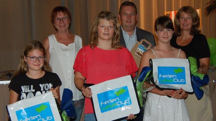 Preisträger:  Regina Arfsten, Axel Pietsch und Sabine Littmann (hinten v.l.) mit FLC-Taschengewinnerinnen Julia Müller (10), Line Feil (12) und Lian Hofmann (10). 
