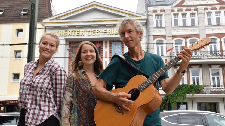 Für das offene Chorprojekt Rosi stehen Pia Rademann (l.), Lena Steffan und Gregor Siegmund.
