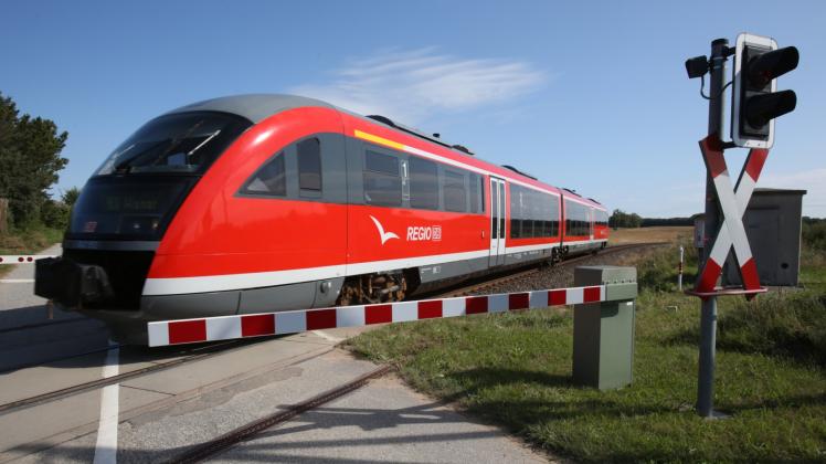 Statt mit dem Auto mit dem Zug in den Wald: Um die Rostocker Heide touristisch besser zu erschließen, soll auf der Strecke Rostock-Graal-Müritz eine vierte Haltestelle her. 