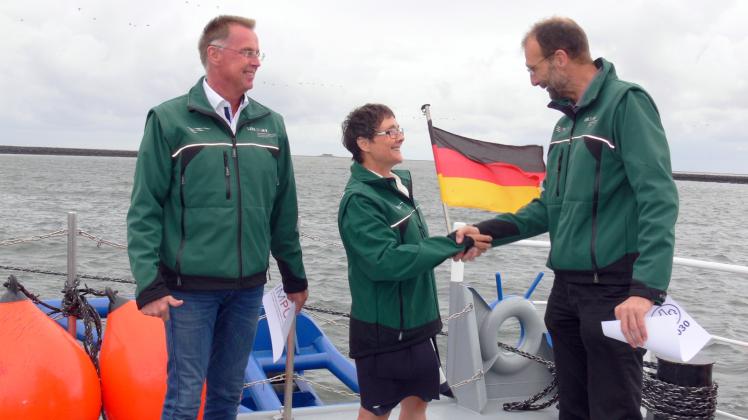 Dr. Johannes Oelerich (r.) und Frank Barten begrüßen Monika Heinold an Bord. 