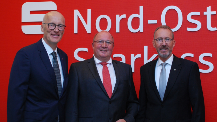 Nospa-Spitze: Vorstandsvorsitzender Thomas Menke, Verwaltungsrats-Vorsitzender Dieter Harrsen und Dr. Wolfgang Buschmann (v. l.).