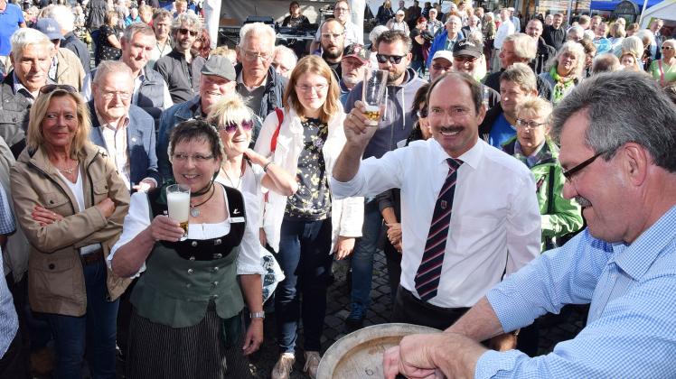 O'zapft is! Bürgermeister Pierre Gilgenast (Zweiter von rechts) und die Stutentrine heben das frisch gezapfte Glas Bier.