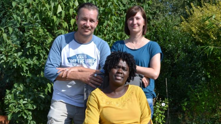 Als Deutschlehrerin aus Nigeria zu Gast in Rickert: Omotayo Fakayode mit ihren Gasteltern Florian und Ivonne Papke.