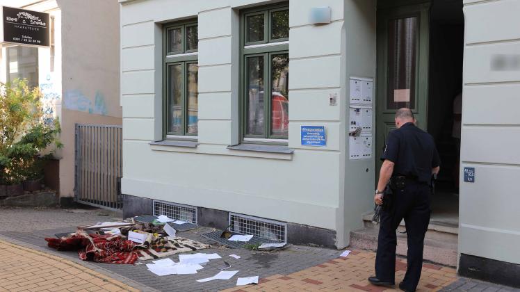 Randalierer (55) sorgt für morgendliche Unruhe in Rostocker KTV und wirft Gegenstände aus Fenster - Polizei und Rettungsdienst im Einsatz