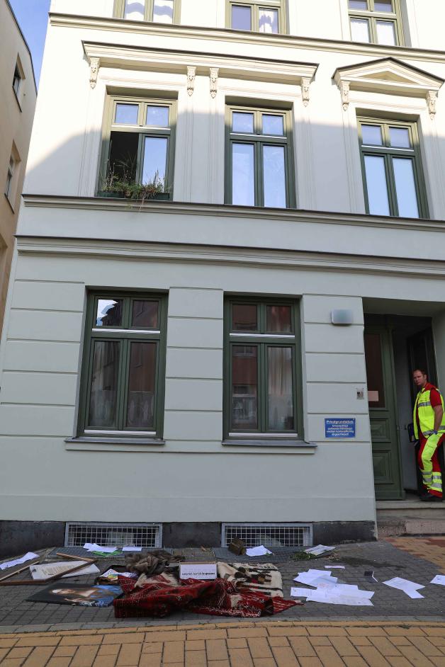 Randalierer (55) sorgt für morgendliche Unruhe in Rostocker KTV und wirft Gegenstände aus Fenster - Polizei und Rettungsdienst im Einsatz