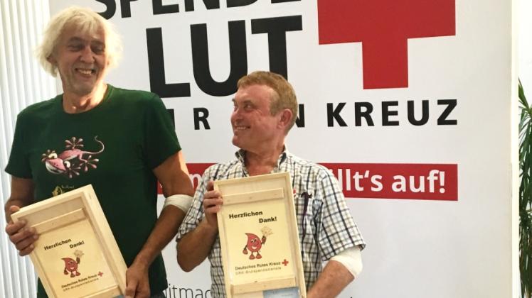 Für ihr Engagement mit einer Geschenkebox vom DRK-Blutspendedienst geehrt: Norbert Sewert und Günter Dollberg in Lütjensee. 