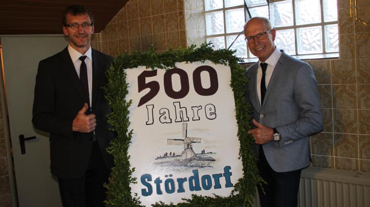 Daumen hoch für Stördorf: Bürgermeister Bernd Harder (l.) und sein Vorgänger Helmut Sievers begrüßen die rund 200 Jubiläumsgäste. Fotos: Kolz 