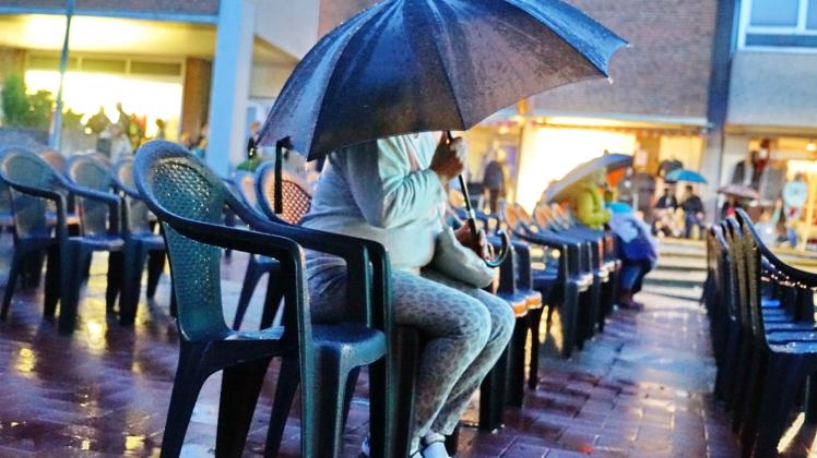 Regenschirme, Regenkleidung und leere Stuhlreihen dominierten beim Kappelner Sommernachtskino auf dem Deekelsenplatz.