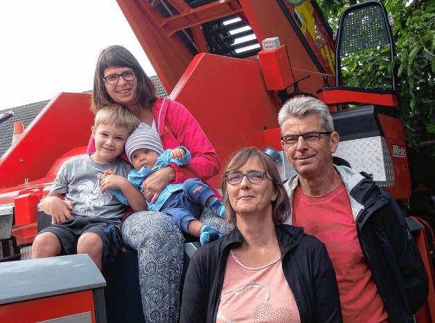 Besonders für die Feuerwehrautos interessierte sich Familie Scheel, denn Levi (5) möchte später mal Feuerwehrmann werden. Der Tag der offenen Tür bei den Graal-Müritzer Kameraden hatte nicht nur an Technik viel zu bieten. Fotos: Michaela Kleinsorge Besonders für die Feuerwehrautos interessierte sich Familie Scheel, denn Levi (5) möchte später mal Feuerwehrmann werden. Der Tag der offenen Tür bei den Graal-Müritzer Kameraden hatte nicht nur an Technik viel zu bieten. Fotos: Michaela Kleinsorge