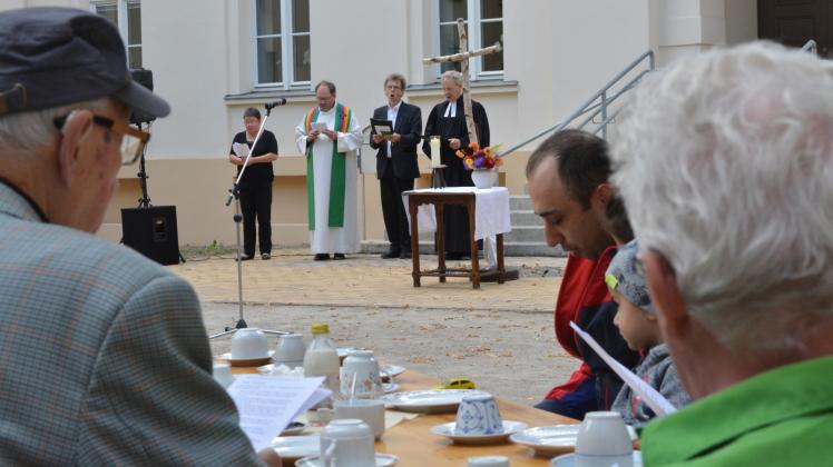 Bei der gemeinsamen Andacht wirkten die evangelischen und katholischen Geistlichen auf dem Hof vor der Kerstingschule mit: die Pastoren Mitchell Grell und Christian Höser sowie Pfarrer Tobias Sellenschlo (von rechts). Bei der gemeinsamen Andacht wirkten die evangelischen und katholischen Geistlichen auf dem Hof vor der Kerstingschule mit: die Pastoren Mitchell Grell und Christian Höser sowie Pfarrer Tobias Sellenschlo (von rechts).