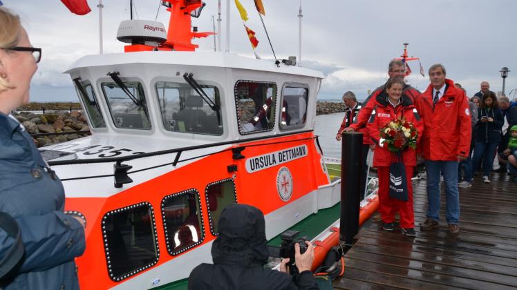 Jetzt steht das Seenotrettungsboot „Ursula Dettmann“ in Diensten der DGzRS-Freiwilligen-Station in Gelting-Mole. Darüber freuen sich Birgit und Thilo Heinze (v.li.) sowie der stellvertretende Bremer Vorsitzer Ingo Kramer. 