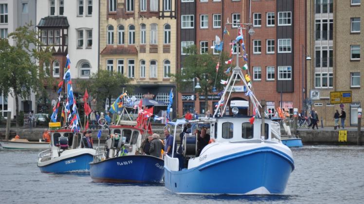 Hamburg hat das Schlepper-, Flensburg das Kutter-Ballett: Der kleine Korso ist stets Auftakt des Fischerfestes. Fotos: Pohl 