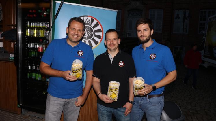 Popcorn und Getränke gab es bei Matthias Kurre (von links), Daniel Brouwer und Jonas Gerlinger vom Round Table 27. 