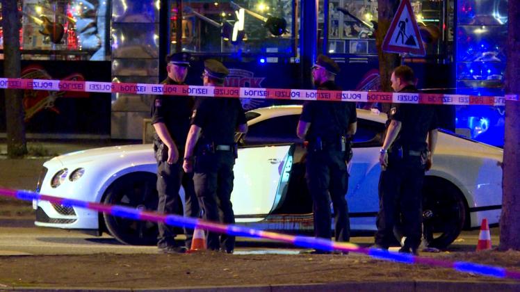 Polizisten stehen neben einem Auto auf dem Millerntorplatz, nachdem Schüsse gefallen waren.