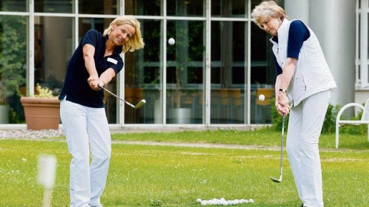 Physiotherapeutin Claudia Nielsen und Patientin Nadia von Grone .   Foto: Ruff