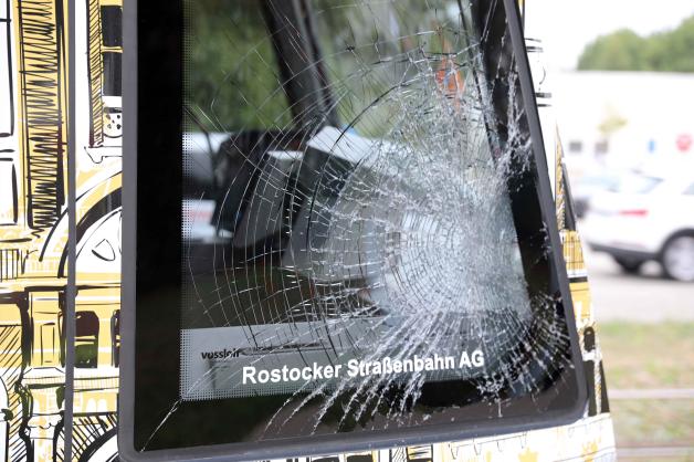 Radfahrer (79) in Rostock von Straßenbahn erfasst und schwer verletzt Radfahrer (79) in Rostock von Straßenbahn erfasst und schwer verletzt