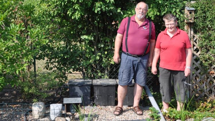 Harald und Margrit Kestermann an ihrem Gartenteich im Neuteicher Weg.