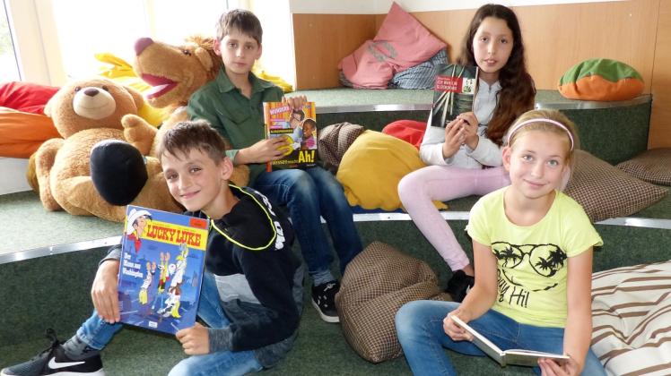 Sie lieben Lesen: Sohrab (hinten links), Ayshe, Sam (vorne links) und Liv-Stine sind Dauergäste in der Bücherei. 