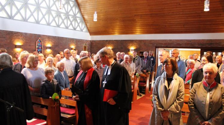 Ein letztes Mal zog Pastorin Almut Witt bei ihrer Verabschiedung gemeinsam mit Probst Sönke Funck in die Barkelsbyer Versöhnungskirche ein. Fotos: Meding (2) 