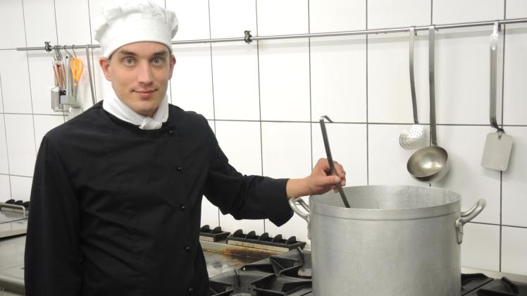 Koch Jesse Nanninga setzt in seiner Küche in Langstedt auf eine kreative regionale Landhausküche mit saisonalen Schwerpunkten. 