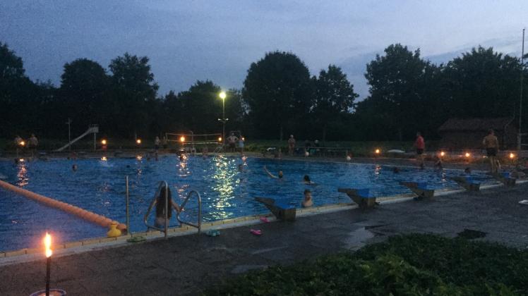 Etwa 300 Kremper kamen zum Late-Night-Schwimmen ins Freibad der kleinen Marschenstadt.