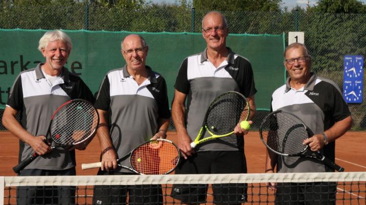 Neue Landesmeister: Dieter Junge, Peter Rutscher, Dieter Blaudow und Horst Thomsen von der Tennisspielgemeinschaft Mittelholstein