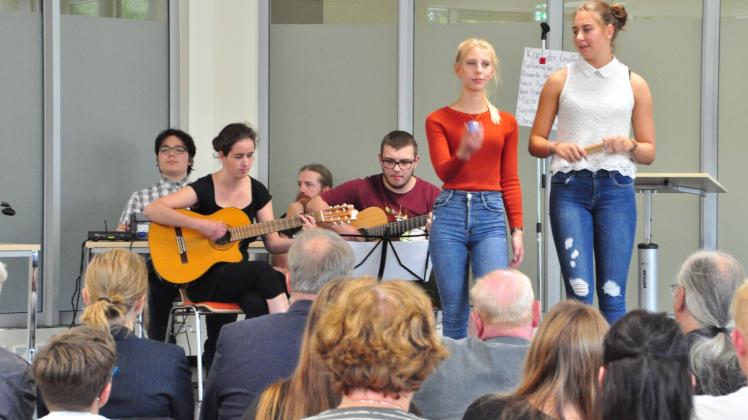 Zur Einweihungsfeier des sanierten Gebäudes musiziert die Schülerband um die Sängerinnen Joana Guhl und Johanna Nitz (v. r.) im neuen Atrium.