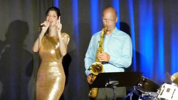 Jenny Viola Offen (links) und das Jazztrio Take 3 begeisterten gleich nach der Sommerpause im Hof Lübbe.