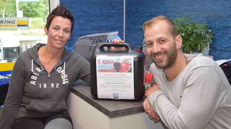 Hoffen auf Unterstützung bei der Finanzierung des teuren Gutachtens: Katja Tobiesen und Mario Hansen mit der Spendenbox.   