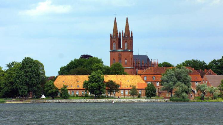 Das Wahrzeichen von Dobbertin ist die zweitürmige Klosterkirche. 