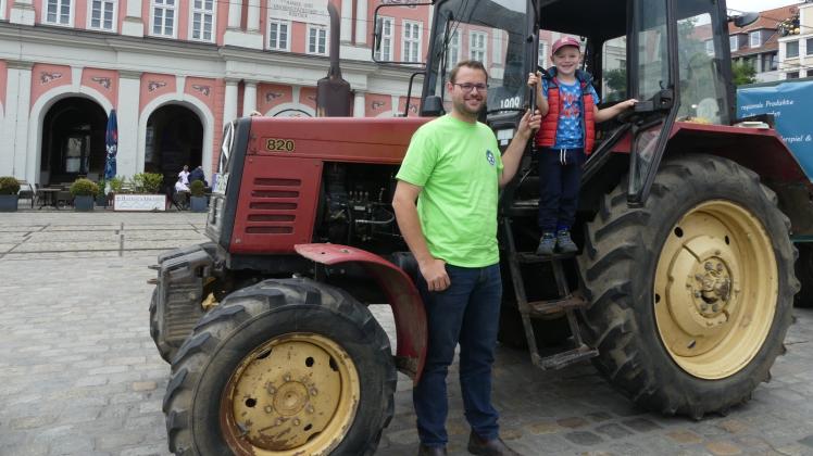 Mit dem Traktor geht es für den vierjährigen Willem und Papa Stefan Engberink von der LMS Agrarberatung zur Promotour für den Bauernmarkt durch die Rostocker Innenstadt. 