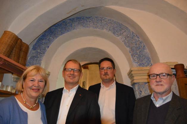 Das Portal stammt mit seinem Ornament aus dem 12. Jahrhundert, erfuhren Bettina Hagedorn, Johannes Kahrs und Pastor Matthias Hieber (v. l.) von Dr. Reimers. Das Portal stammt mit seinem Ornament aus dem 12. Jahrhundert, erfuhren Bettina Hagedorn, Johannes Kahrs und Pastor Matthias Hieber (v. l.) von Dr. Reimers.
