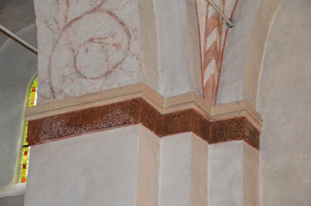 Die Ornamente  im sogenannten Kämpfer auf dem Kapitell wurden beim Bau von Sankt Laurentius aus dem Gips herausgearbeitet.