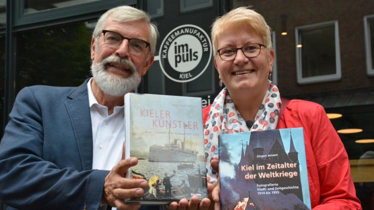 Bild mit Symbolcharakter: Neue Impulse wollen Rolf Fischer und Annette Wiese-Krukowska mit Büchern und Veranstaltungen in der Gesellschaft für Kieler Stadtgeschichte liefern. 