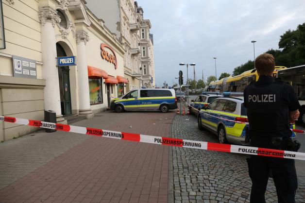 Mit Fahrzeugen sicherten Polizisten den Eingang zum Revier. Mit Fahrzeugen sicherten Polizisten den Eingang zum Revier.