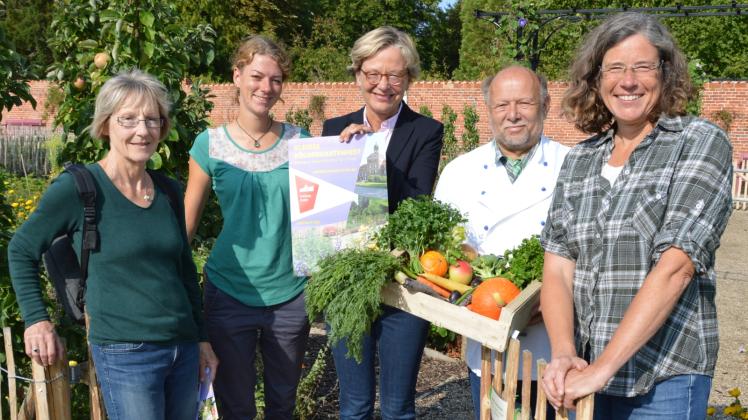 Feiern am Sonntag die Gartensaison: Monika Obieray, Stefanie Hönig, Brigitta Herrmann, Harry Heinsen und Stephanie Bolz.