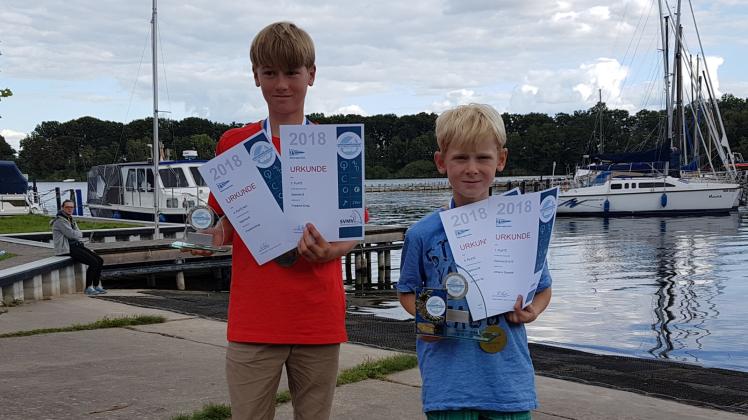 Nach der Siegerehrung präsentieren Friedrich Emig und Johann Quandt ihre Trophäen. Fotos: Jens Quandt Nach der Siegerehrung präsentieren Friedrich Emig und Johann Quandt ihre Trophäen. Fotos: Jens Quandt