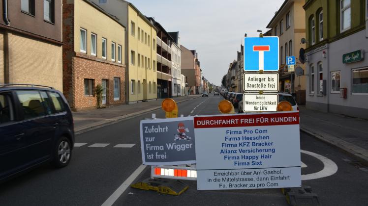 Seit gestern weist ein Zusatzschild in Höhe Einmündung Bismarckstraße auf Geschäfte hin, die auch hinter der Absperrung an der Kieler Straße noch mit dem Auto erreichbar sind. Fotos: Bluhm 