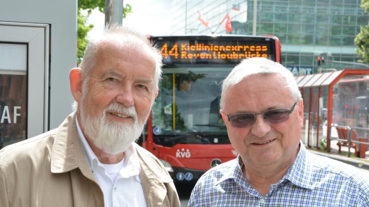 Bus und Bahn statt Auto: Horst Reyer (links) und Rainer Glüsing freuten sich im Frühjahr 2017 darüber, dass die Stadt Kiel das preiswerte Seniorenticket einführte. 