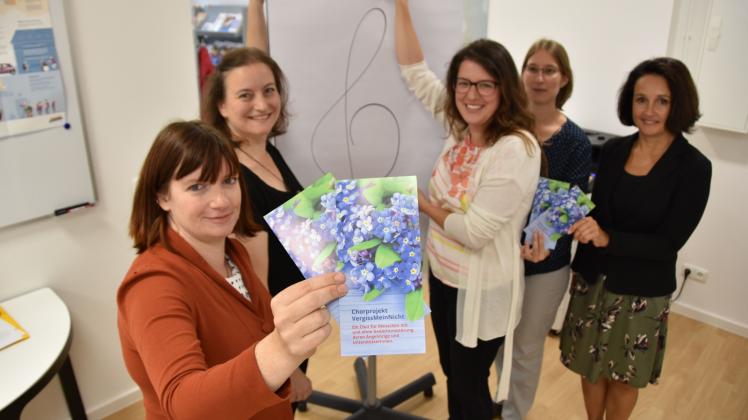 Freuen sich über das gemeinsame Projekt für Demenzerkrankte: Heike Steinbach-Thormählen (v.  li.), Yvonne Crössmann, Petra Marcolin, Friederike Joppich und Anja Sierks-Pfaff, die das Projekt als Geschäftsführerin der Kulturstiftung unterstützt.