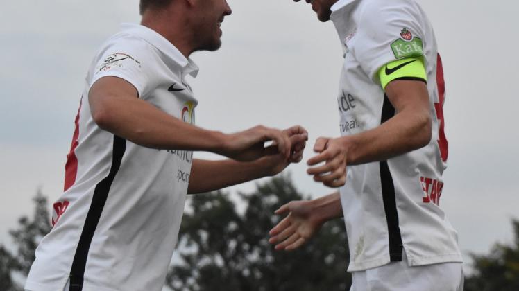Gemeinsam feiern Jannik Gerlach (links) und Kapitän Marco Pajonk den Treffer zum 3:2.
