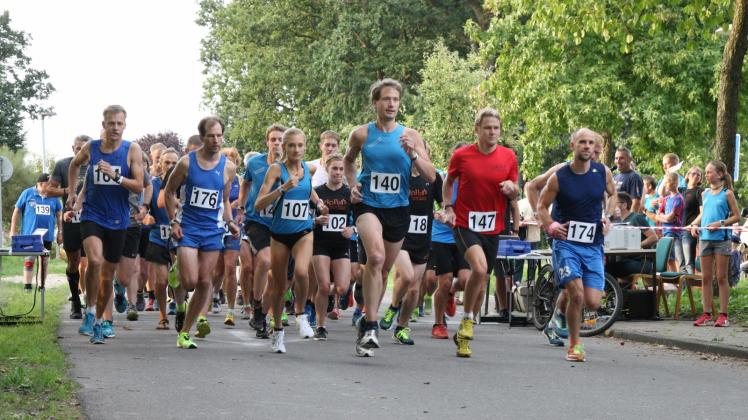 69 Läuferinnen und Läufer starteten bei dem Hauptlauf in Bokel. Fotos: Eckhardt (2). 