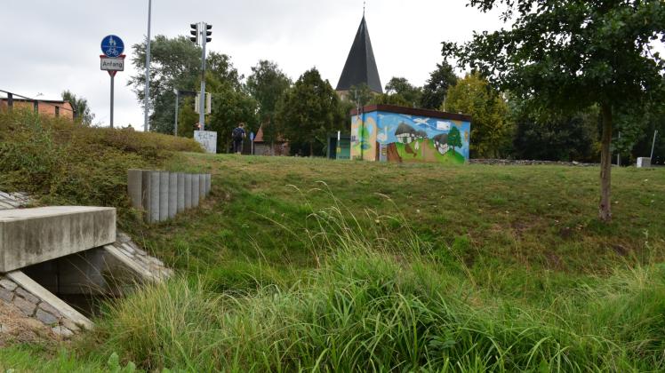 In großen Teilen ist der Lauf der Rotbäk für einen besseren Hochwasserschutz bereits verbessert worden. Nun soll auch der Teil westlich der Dorfstraße in Angriff genommen werden. Hier verläuft sie meist unterirdisch – so auch im Bereich der Kleingartenanlage. 