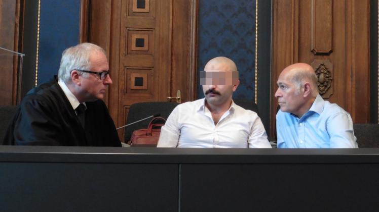 Der Angeklagte (M.) vor Gericht