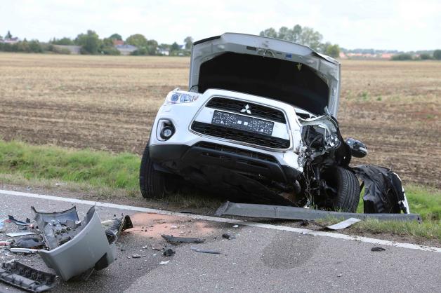 Schwerer Unfall nach missglücktem Überholvorgang auf Landesstraße zwischen Rostock und Elmenhorst: Zwei Autos krachen frontal zusammen, ein drittes fährt in Unfallstelle, zwei Verletzte